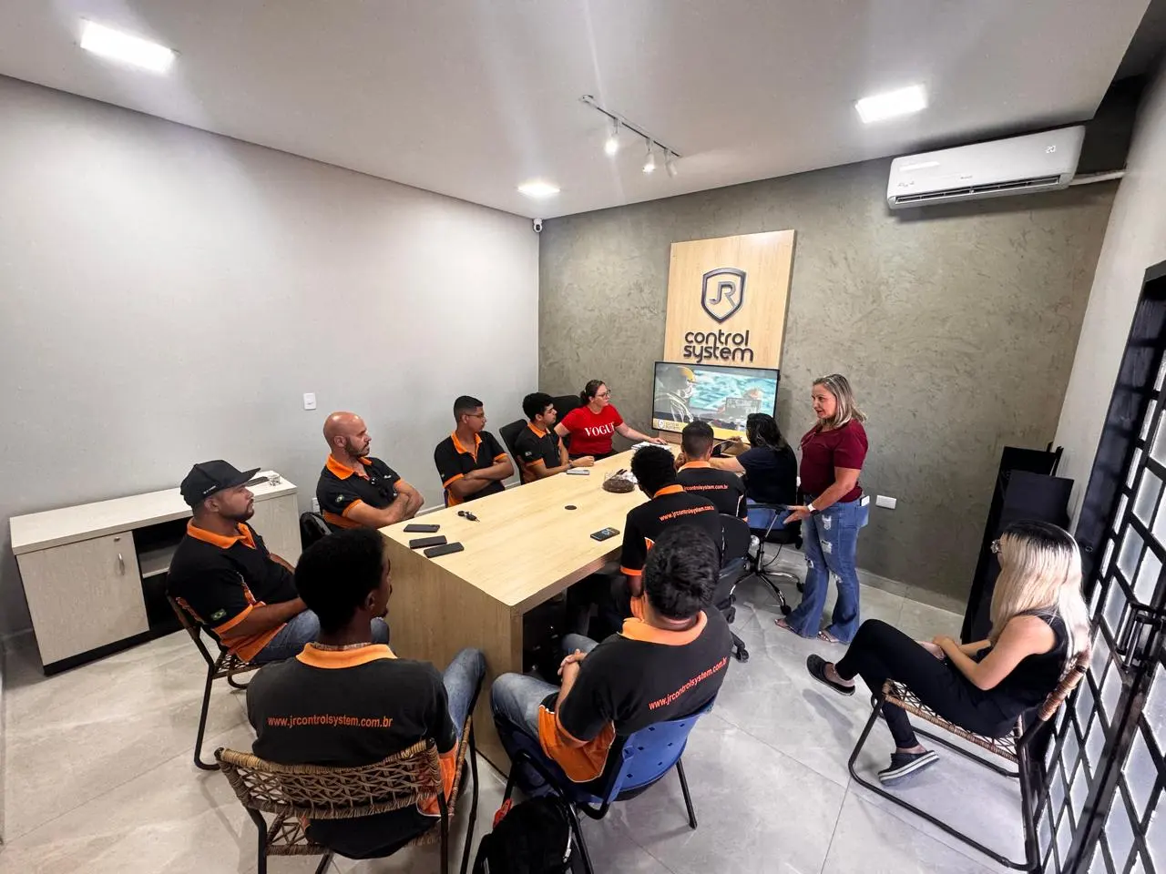 Reunião técnica da equipe JR Control System para planejamento de projetos