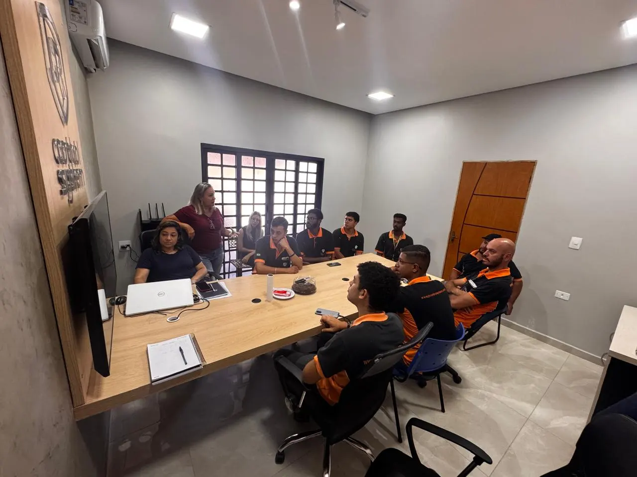 Equipe JR Control System em treinamento técnico na sala de reunião